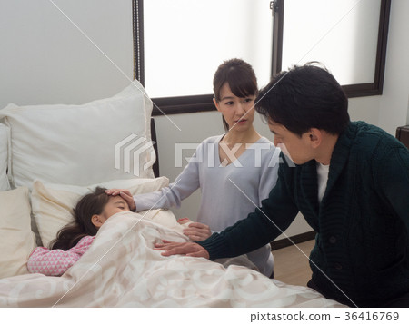 已婚夫婦照顧生病的女兒 36416769