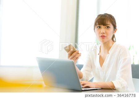 使用PC個人電腦事業形象辦公室女士的女性員工 使用PC個人電腦事業形象辦公室女士的女性員工 36416778