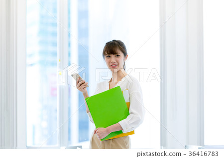 使用智能手機OL企業圖像辦公室夫人的女性辦公室工作 使用智能手機OL企業圖像辦公室夫人的女性辦公室工作 36416783