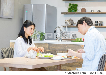 Couple couple who eats meal Cooking life feeling Couple couple who eats meal Cooking life feeling 36417182