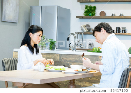 Couple couple who eats meal Cooking life feeling 36417190