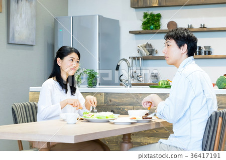 吃膳食的夫婦夫婦烹調生活感覺 吃膳食的夫婦夫婦烹調生活感覺 36417191