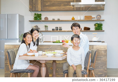Family to eat Father Father Dad Mother Mother Sisterhood life feeling Family to eat Father Father Dad Mother Mother Sisterhood life feeling 36417199