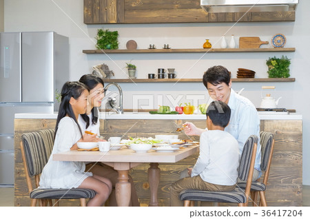 Family to eat Father Father Dad Mother Mother Sisterhood life feeling 36417204