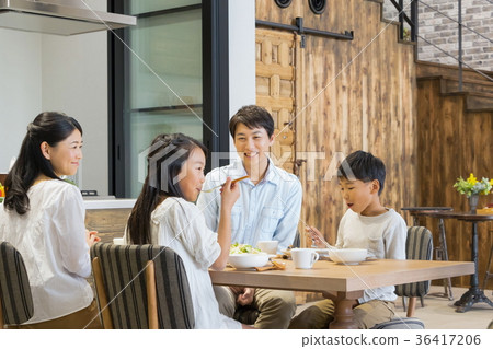 Family to eat Father Father Dad Mother Mother Sisterhood life feeling 36417206