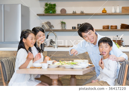 Family to eat Father Father Dad Mother Mother Sisterhood life feeling 36417220