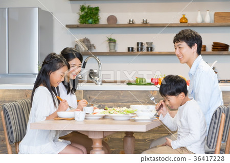 Family to eat Father Father Dad Mother Mother Sisterhood life feeling 36417228