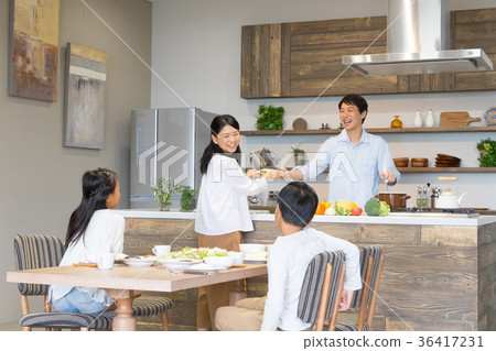 Family to eat Father Father Dad Mother Mother Sisterhood life feeling Family to eat Father Father Dad Mother Mother Sisterhood life feeling 36417231