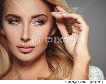Photo beautiful young blond woman with curly hair 36419941