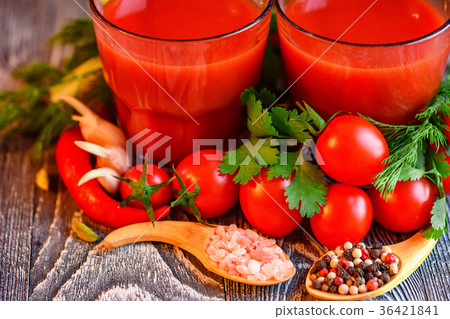Glass of tomato juice with fresh tomatoes 36421841