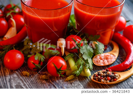 Glass of tomato juice with fresh tomatoes 36421843