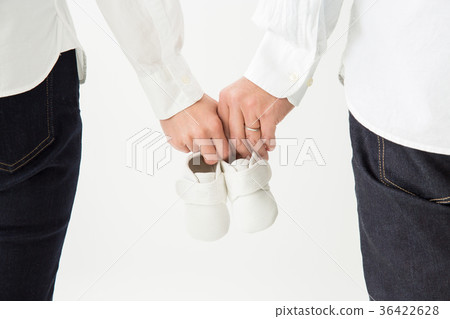 有嬰兒鞋的男人和婦女 有嬰兒鞋的男人和婦女 36422628