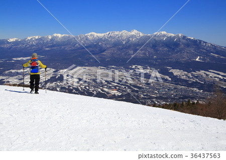 View the Yatsugatake Mountain Range and the Fujimi Kogen on the northeast side seen from the summit of Mt. 36437563