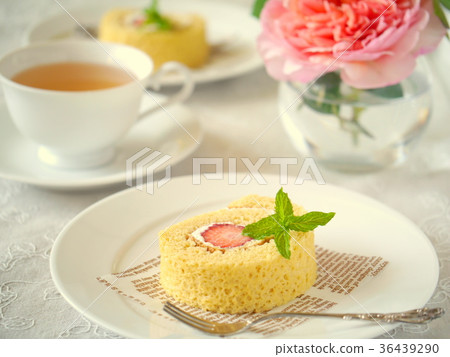 Strawberry roll cake tea time image (horizontal position) 36439290