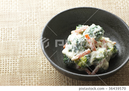 Broccoli and carrot whitening 3 36439570