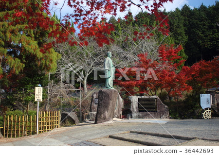 Takasugi Shinzo statue 36442693