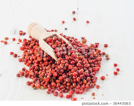 dried pink peppercorn 36443063