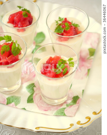 潘納陶磚射擊玻璃版的紅球蘋果 36446067