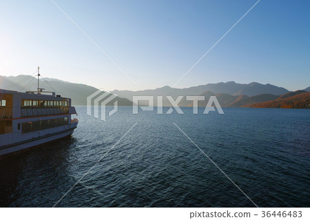 [秋天的秋天的季節]中禪寺的秋葉和觀光船 36446483