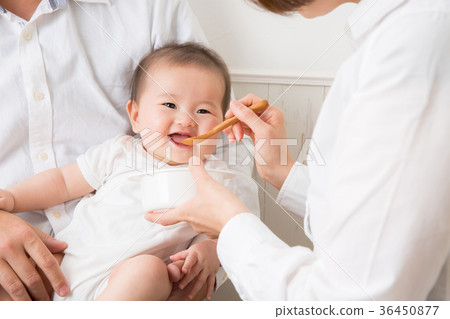 寶寶吃嬰兒食品(微笑) 寶寶吃嬰兒食品(微笑) 36450877