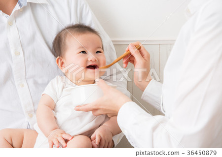 寶寶吃嬰兒食品（微笑） 36450879