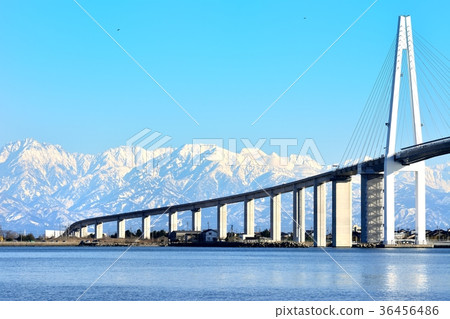 立山山脈和新大橋 36456486