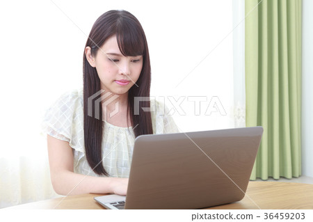 家庭工作的年輕女子 36459203