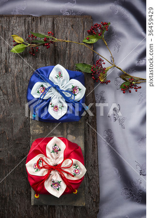 圖庫照片: gift box - wrapped with oriental fabric