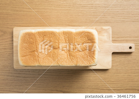 兩個新鮮出爐的麵包 36461756