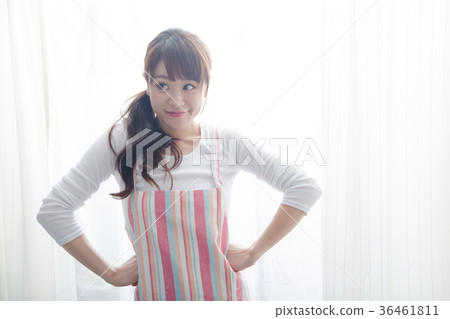 一個圍裙的女人 一個圍裙的女人 36461811