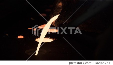 pouring molten metal into sand mold pouring molten metal into sand mold 36463764
