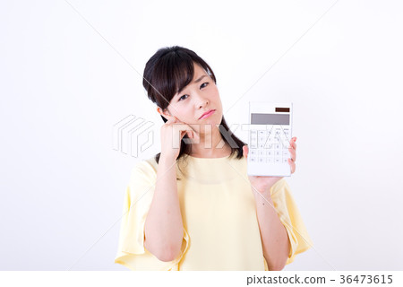 中間的女士，計算器 36473615