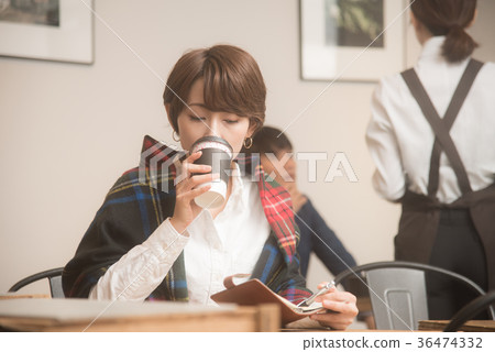 Cafe female 36474332