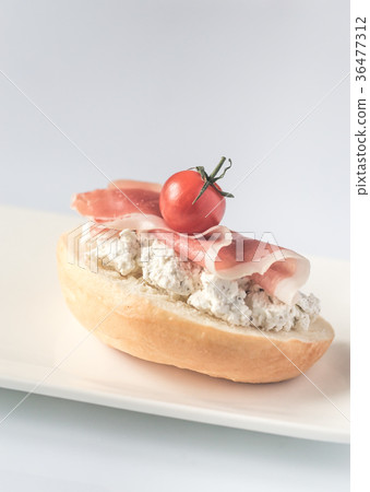 Toast with robiola and prosciutto Toast with robiola and prosciutto 36477312