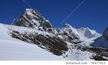 Scene on the way to the Cho La mountain pass. Scene on the way to the Cho La mountain pass. 36477623