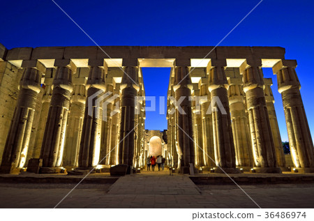 阿蒙霍特普三世庭院在盧克索神廟 36486974