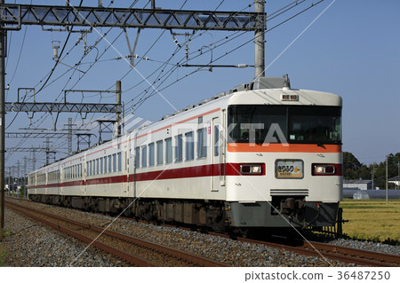 The Tobu 300 series rushes. 2016/5/5 The Tobu 300 series rushes. 2016/5/5 36487250