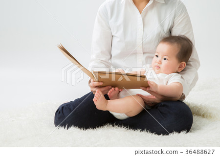 寶貝看到一本圖畫書 36488627