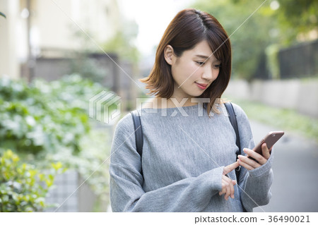 20s women walking outdoors 36490021