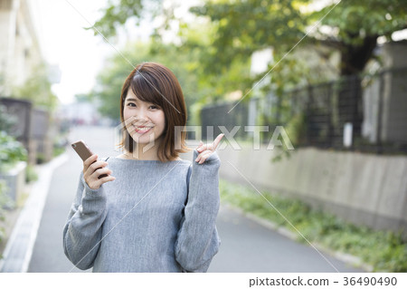 20s women walking outdoors 36490490