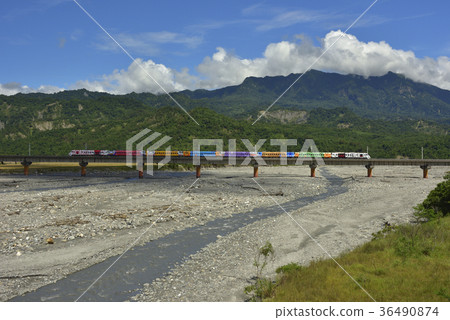 卑南溪,水,溪流,橋,卑南族聖山,火車,臺灣鐵路,臺東線鐵路,鐵路,臺鐵,交通,運輸,台灣,臺東縣 36490874