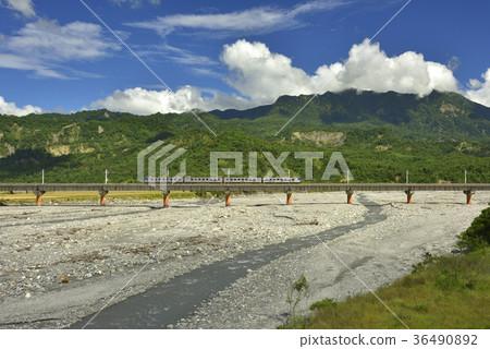 卑南溪,水,溪流,橋,卑南族聖山,火車,臺灣鐵路,臺東線鐵路,鐵路,臺鐵,交通,運輸 卑南溪,水,溪流,橋,卑南族聖山,火車,臺灣鐵路,臺東線鐵路,鐵路,臺鐵,交通,運輸 36490892
