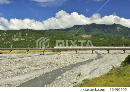 卑南溪,水,溪流,橋,卑南族聖山,火車,臺灣鐵路,臺東線鐵路,鐵路,臺鐵,交通,運輸 36490895