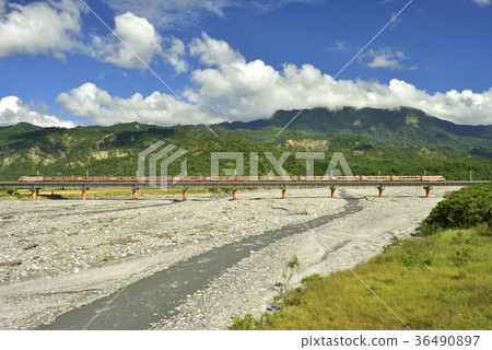 卑南溪,水,溪流,橋,卑南族聖山,火車,臺灣鐵路,臺東線鐵路,鐵路,臺鐵,交通,運輸 卑南溪,水,溪流,橋,卑南族聖山,火車,臺灣鐵路,臺東線鐵路,鐵路,臺鐵,交通,運輸 36490897