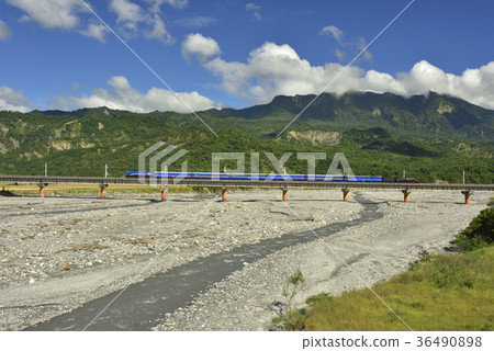 卑南溪,水,溪流,橋,卑南族聖山,火車,臺灣鐵路,臺東線鐵路,鐵路,臺鐵,交通,運輸 卑南溪,水,溪流,橋,卑南族聖山,火車,臺灣鐵路,臺東線鐵路,鐵路,臺鐵,交通,運輸 36490898