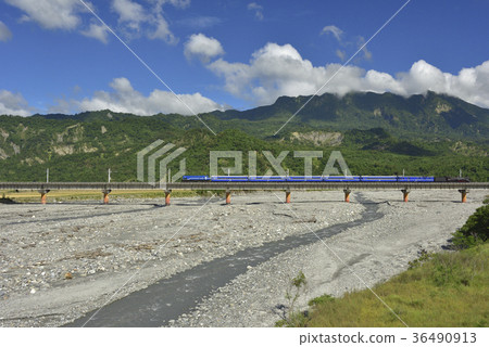 卑南溪,水,溪流,橋,卑南族聖山,火車,臺灣鐵路,臺東線鐵路,鐵路,臺鐵,交通,運輸 36490913