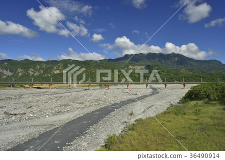 卑南溪,水,溪流,橋,卑南族聖山,火車,臺灣鐵路,臺東線鐵路,鐵路,臺鐵,交通,運輸 36490914