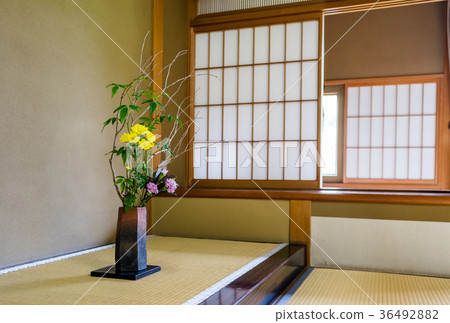 在房間的地板之間 36492882