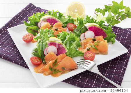 Hors d'oeuvres with salmon and vegetable salad 36494104