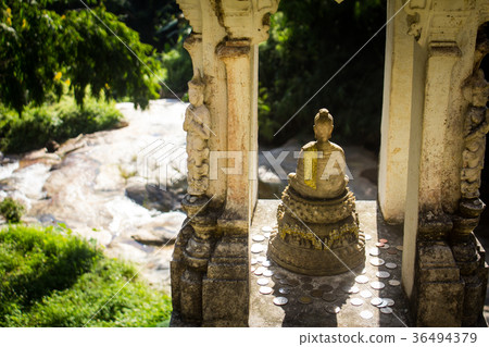 Photos from the back of the Buddha 36494379